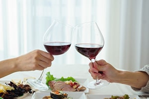 ホームパーティーで赤ワインで乾杯