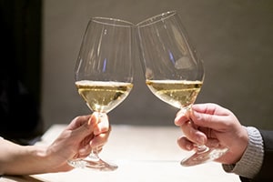 レストランで白ワインで乾杯